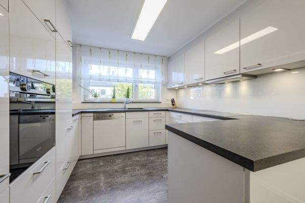 Moderne, hochwertige Einbauküche