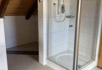 Dusche im Hauptbadezimmer