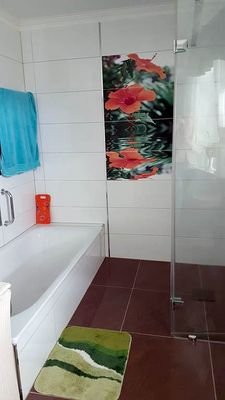 Bad mit Dusche und Badewanne