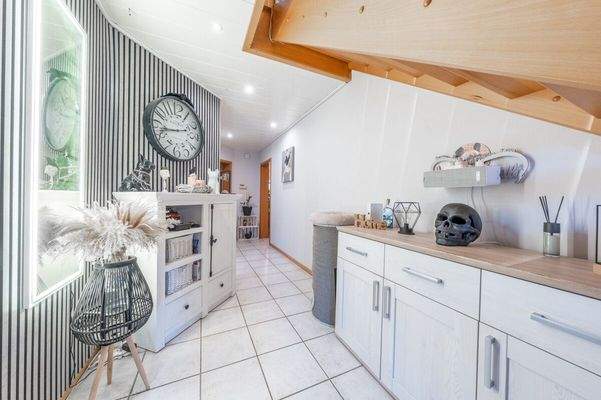 mit einem hellen und offenen Flur