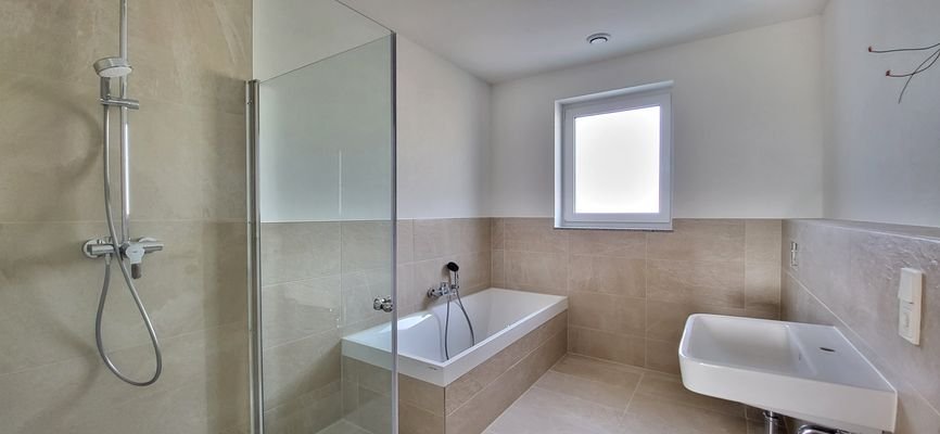 modernes Bad mit Fenster und Wanne