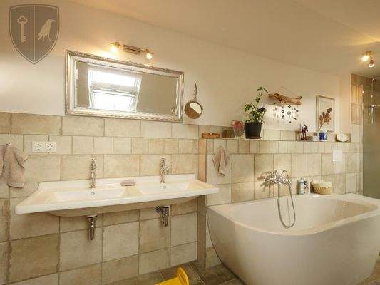  DOPPELWASCHBECKEN - BADEWANNE - Dusche