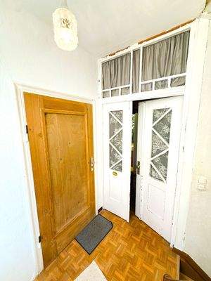 Eingang mit Holztür