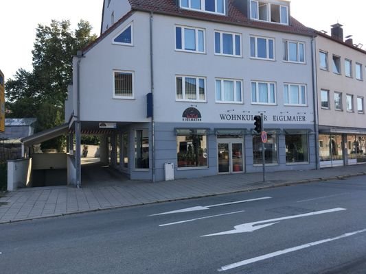 Ladeneinheit an stark befahrener Ampelkreuzung 