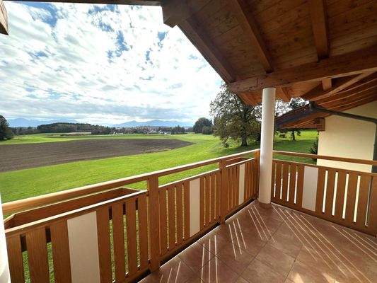 geräumiger Südbalkon mit freier Sicht