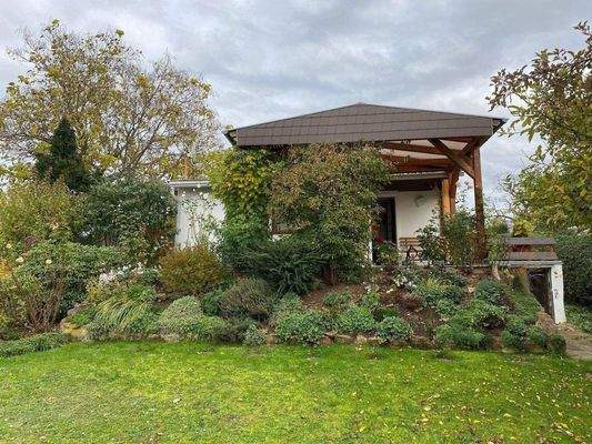 Terrasse mit teilweiser Überdachung.jpg