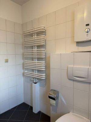 Ansicht Bad mit Wanne und Dusche