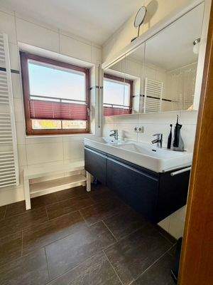 H 2603 Bad 1. OG Waschtisch.jpeg