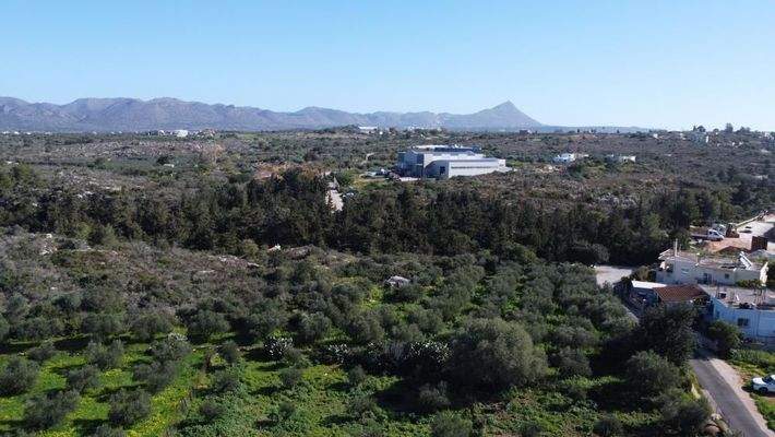 Kreta, Kampani: Ruhiges Grundstück in Akrotiri mit Bergblick zu verkaufen