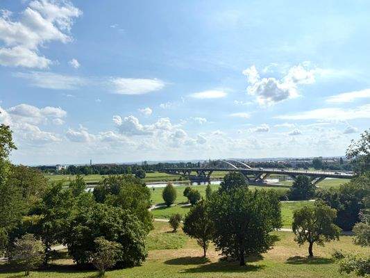 Umgebung: Blick auf die Waldschlösschenbrücke