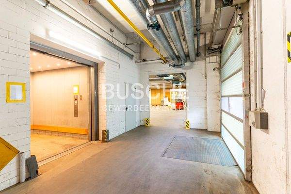 Anlieferungsbereich mit Lastenaufzug