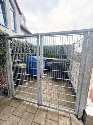 geschlossener Mülltonnenplatz