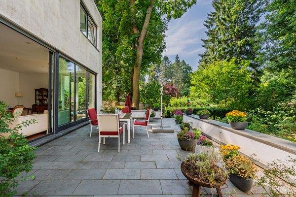 Große Terrasse mit Blick in den Garten