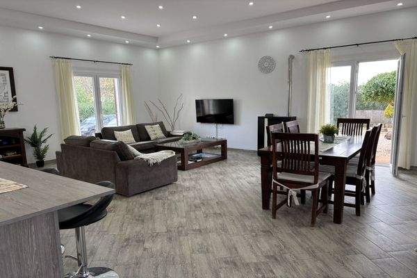 Geräumiger Wohn- und Essbereich mit Zugang zur Terrasse