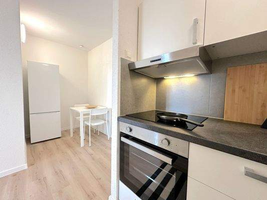 Moderne Küche mit Esstisch