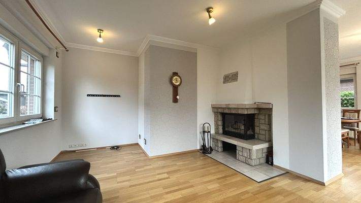 Wohnzimmer mit Kamin