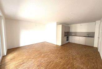 Wohn-/Essbereich mit Blick auf Einbauküche