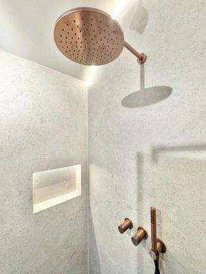 stylisches Ambiente beim Duschen