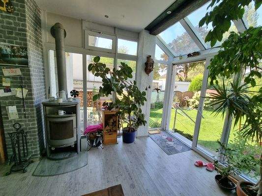 Wintergarten mit Kaminofen