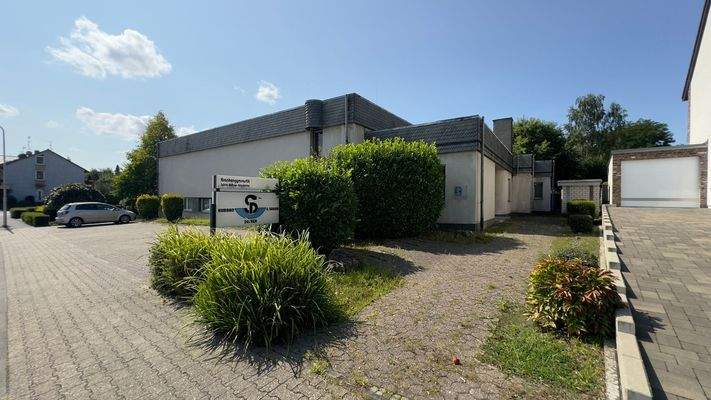 Eingangsbereich und Parkplätze