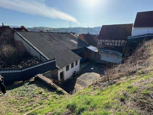 Objektansicht |&nbsp;Blick von Grünfläche auf Scheune