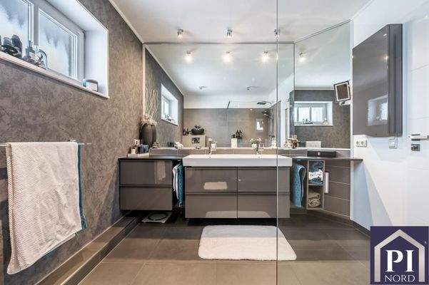 Modernes Badezimmer im Erdgeschoss