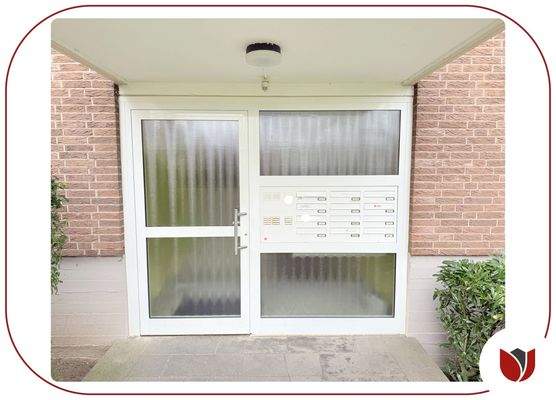 Gepflegt: Eingangsbereich mit erneuerter Haustür-A