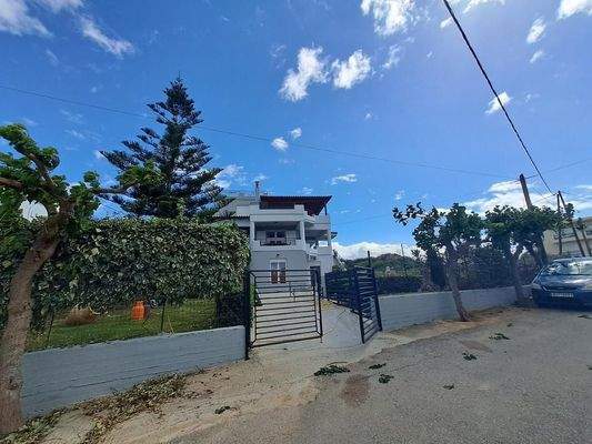 Große Villa mit offenem Meerblick und vier Mietwohnungen