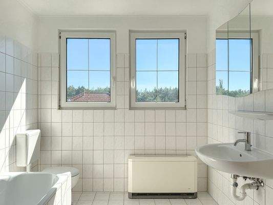 Bad mit Wanne im Obergeschoss