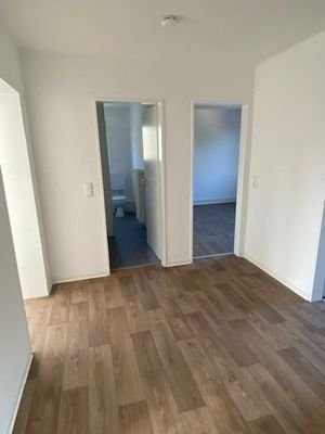 Wohnungsflur Blick zum Bad.jpg