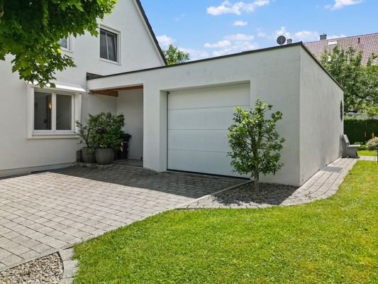 Hausansicht mit Garage