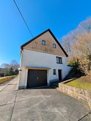 Giebelansicht straßenseitig mit Garage / Partyraum und Werkstatt (Tür rechts)