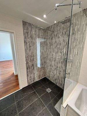 und bodenebener Dusche