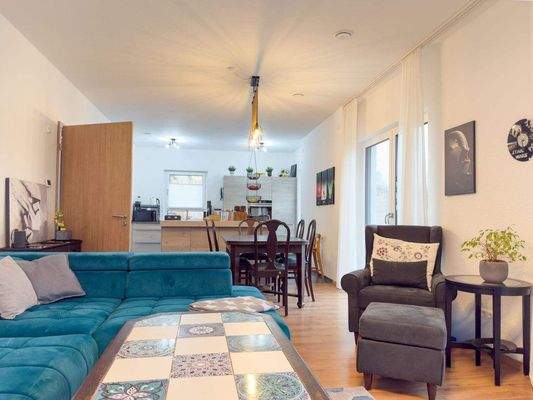 5. Wohnzimmer mit Blick zur offenen Küche.jpeg