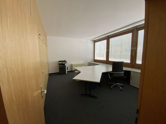 Hauptbüro (24,5 qm) mit Tresor &amp; Hängeregistratur
