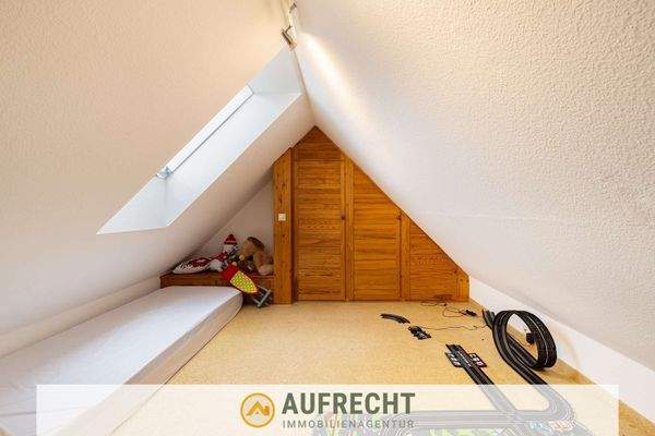 Lager- oder Spielfläche im Dachspitz 