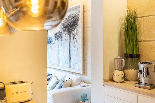 Blick von der Küche in den Wohnbereich