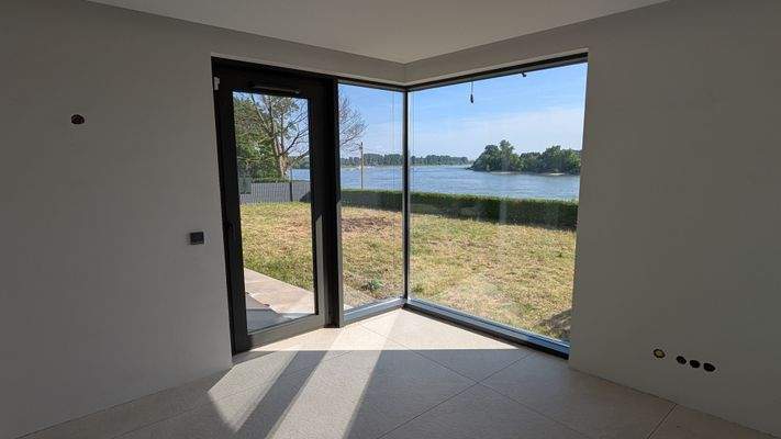 Bar mit Rheinblick.jpg