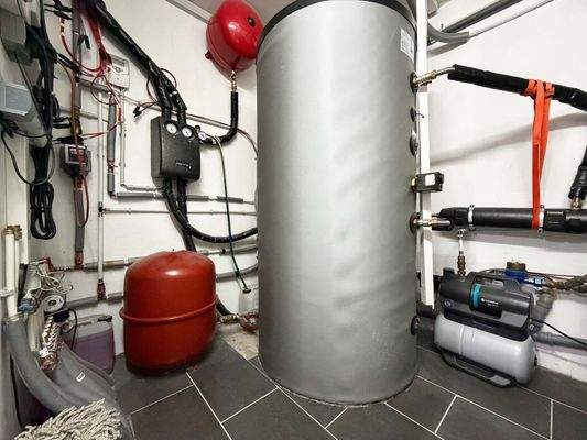 EG Hauswirtschaftsraum: Haustechnik kompakt organisiert und gut zugänglich für Wartung