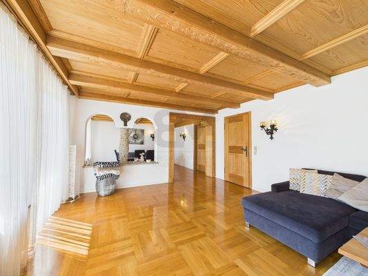 Wohnbereich mit eleganter Durchreiche ins Esszimmer