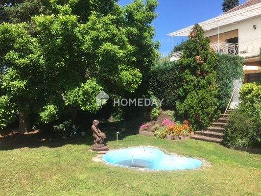 Außenansicht mit Brunnen 1