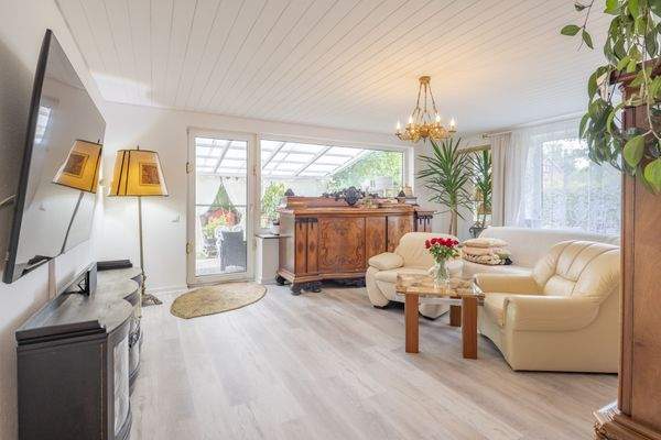 05 Wohnzimmer Tür Terrasse.jpg