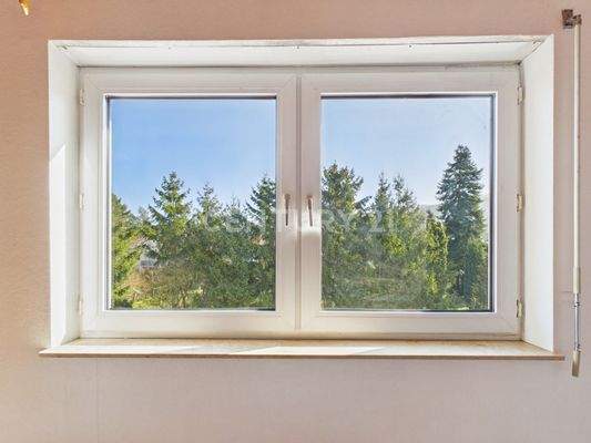 Blick vom Schlafzimmer ins Grüne