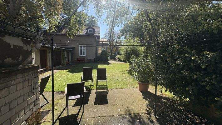 Blick von hinten zur Strasse