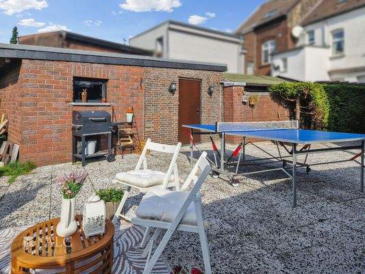 Terrasse mit Gartenhaus