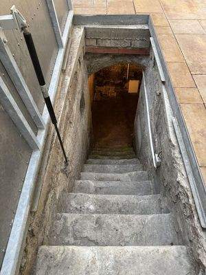 Kellerzugang im Innenhof