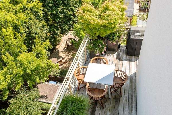 Blick auf die umlaufende Terrasse.jpg