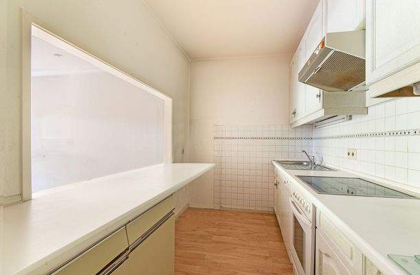 Funktionale Küche mit großzügiger Durchreiche