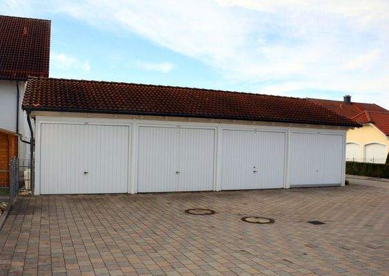Vier komfortable Einzelgaragen mit Komfort-Sektionaltoren - Ihr Fahrzeug sicher und trocken!