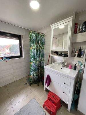 Bad - Dusche und Waschbecken